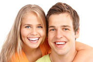 Adolescentes sonrientes con aparatos de ortodoncia