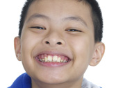 Niño sonriente con buena salud dental